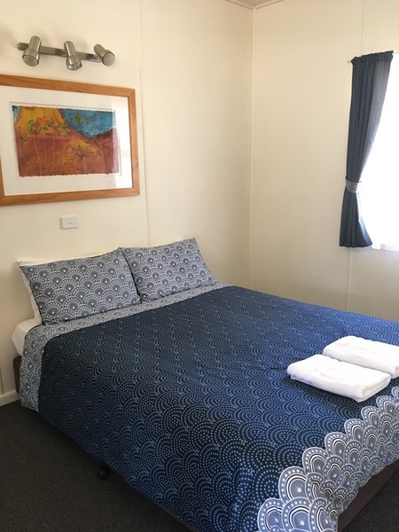 Motel_Bedroom